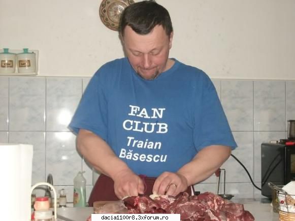 un iepure
- 2-3 cepe
- slanina
- 2-3 cartofi
- o conserva de rosii condimente iepure la ceaun